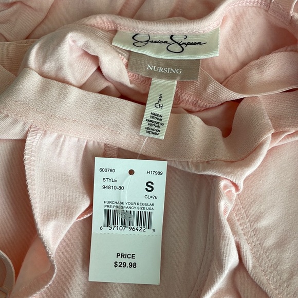 Jessica Simpson patted tank top maternity and old navy maternity shirts - Picture 5 of 6